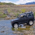 水ぬるむ　ジムニーで　１人川遊び