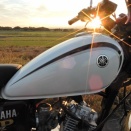 YB125SP錆取りと清掃、ヘッドランプ洗浄、サイドカバー補修作業