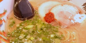 あるラーメン屋で起きたあり得ないぐらい衝撃的な話！ブス女がずっとスマホをいじり飯が進んでないから「よし！注意してやろう！」と思ったんだが…