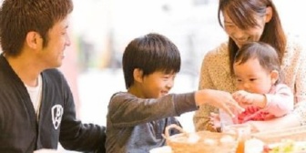 以前よく行っていた店に嫁が亡くなってから初めて子供連れて行ってきたら、隣に4人家族が幸せそう食べていた…いたたまれない気持ちになった…