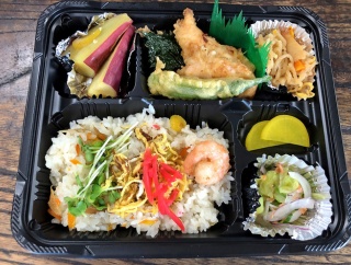 まるさんかくしかく弁当　キッチン〇△▢