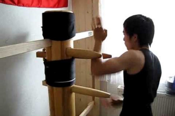 めちゃ速っ なカンフーの木人トレ 肉体改造野郎