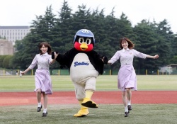 【乃木坂46】秋元真夏＆松村沙友里、こんな黒っぽい奴と3人デートを行っていた過去・・・ｗｗｗ