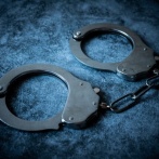 路上で男性押し倒し財布奪う 専門学生2人逮捕「ノリでやった」