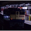 深々と冷え込んだ夜明けの東川口駅付近で　ＥＦ６５（国鉄色）単機２０７２列車他