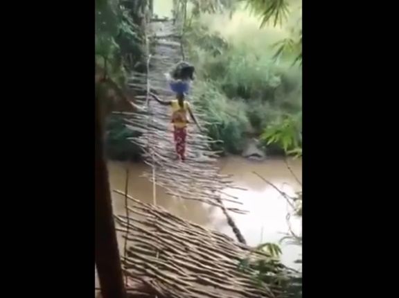 【アフリカ】危険な橋を渡る女性の映像に驚きの声！　海外の反応。