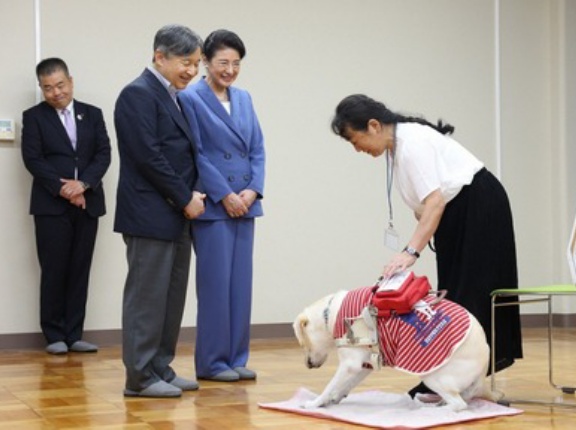 天皇夫妻　滋賀県立盲学校訪問・NMR滋賀国民スポーツ大会と盲学校訪問を掲載