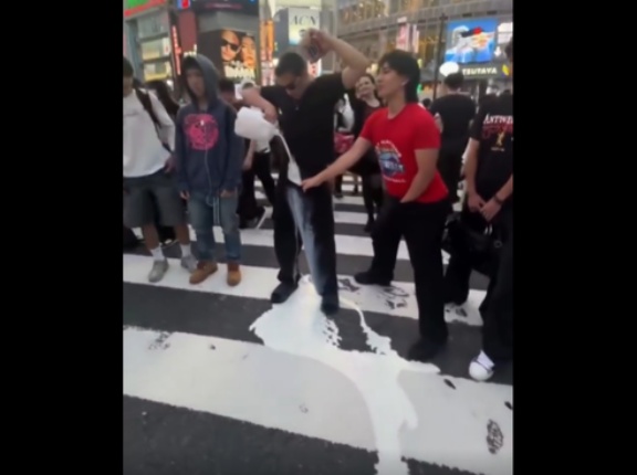渋谷のスクランブル交差点で牛乳をぶちまける外国人が大炎上！　海外の反応。