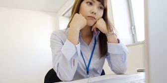 2年前に辞めた人が時々職場に来る。嫌いなので会いたくない…