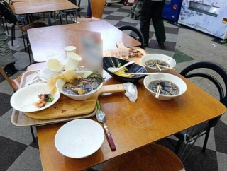 【セルフサービス】「マジで外国人マナー悪すぎる」スキー場の食べ残し放置にあ然…様変わりのゲレンデ、想像絶する実情