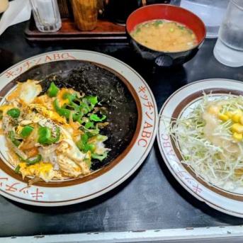 「キッチンＡＢＣ西池袋店」で「洋風カツ丼」と竹炭由来「黒カツカレー」のコンボ