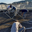 壊れたテントの骨組み部位を解体