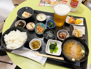 総菜12品がついた定食が酒のアテにピッタリ！青森THREE「よりみち食堂」