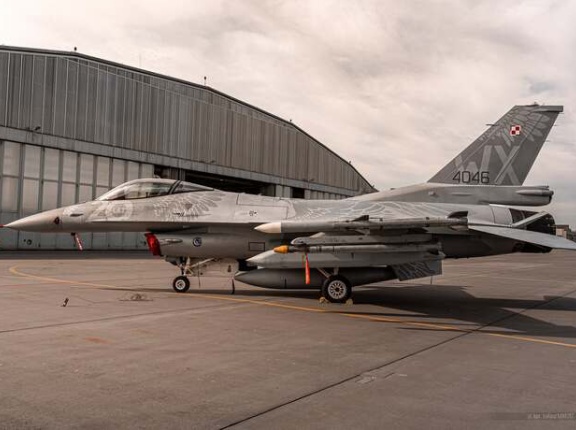 ポーランド空軍基地で、F-16戦闘機の就役20周年を記念した特別塗装機が飛行！