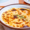 素材の味わいと風味を存分に楽しめることのできるグラタン：殻付き帆立貝のイタリア風グラタン