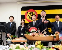 阪神仕事始めで昨季引退の今成氏が即席“引退会見”　野望語り会場爆笑