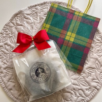 なんど見ても読めないおいしいお店のチョコがけバウムクーヘン