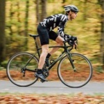 イヤホン付けながら自転車は罰金ですw←いや外音取り込みモードなんやがｗｗｗ
