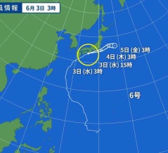 台風の朝。窓を叩く激しい雨音