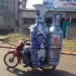 🛵 これぞアジアの驚異！バイクで運ばれる巨大な「飾り壺」