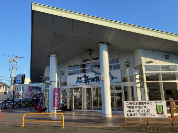 沼津港でとりあえず寄る場所。沼津みなと新鮮館の周年祭やるって。今年で17周年。