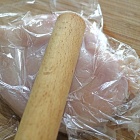 暑い日はレンジでしっとり♪鶏むね肉のネギ塩レモン！