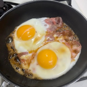 だまされたと思って1回やってみて！【目玉焼き、こうやって作ると1000倍ウマい】簡単アレンジレシピ4選