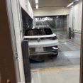 MIYASHITA PARK北駐車場へ。都心でも安心の停めやすさ（Volkswagen ID.4 Pro）