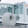 静岡県磐田市にあるJR東海道本線・御厨駅の南口広場設置の「鞆型埴輪の直弧文」について