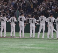 「今やかの　三つの塁に　人満ちて」