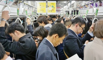 女「キャーッ、痴漢!」男「線路に逃げなきゃ!」女「逃がすかぁっ!」 運転士「神聖なる線路内に立ち入るとは……許せん!」