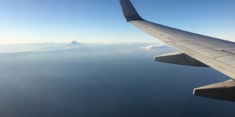 離陸時に娘(1歳)が大泣き。→隣は50歳くらいの男性で、フライト中ずっと娘をあやしてくれた。→後日、ママ友『』私(は？)