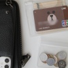 無印良品の小さなこれの組み合わせで、現金とカードをスマートに持ち歩く。