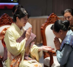 NMR掲載　晩餐会前にラオスの伝統儀式「バーシー・スークワン」に臨む