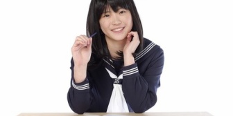 中学の「お年寄りとの交流」イベントで、女の子たちが年賀状やお花をお年寄りに贈っていたんだが...