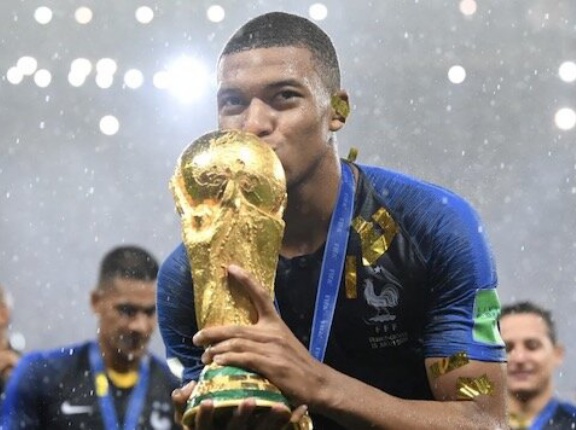 【聖人】サッカー選手長者番付1位で年間300億稼ぐエムバペ選手「ハイブランド、夜遊びに興味無い。休日は難病の子供達とサッカー」