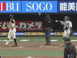 【悲報】日ハムビヤヌエバ、思いっきり守備妨害してしまう