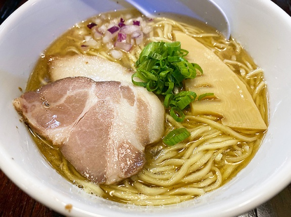 焼きあごと貝の旨味がツープラトン！函館市白鳥町「貝出汁らぁ麺 まえ川」