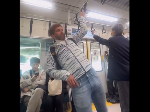 日本の電車でチンパンジーのような行動をした外国人に批判の声！　海外の反応。