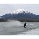松井さん、今シーズンもトップスタートになりました。生憎西風で対岸でのオープニングになりました。