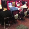 パチンコ屋「遊技観戦イスを用意したよ！彼氏とか友達の後ろに置いて座ってていいよ」←これマジでやめろ！！！