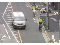 【悲報】警察「黄色センターラインで自転車を追い越した自動車を取り締まっていく」