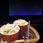 映画館「いらっしゃいます」俺「大人一枚で…あとポップコーンとコーラと唐揚げください」映画「合計3000円ちょいです」