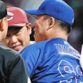 カープ新井監督＆中日井上監督がハグ！最下位争いのライバルがお互いを労う