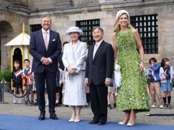 天皇夫妻　アムステルダムで歓迎式典に出席/オランダの戦没者記念碑に供花・NMR掲載