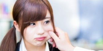 彼氏が人前でベタベタ触ってくるのが嫌、10代ならまだしももう30前なのに…