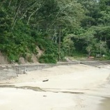 『荒神海水浴場 歩道がけ崩れのお知らせ』の画像