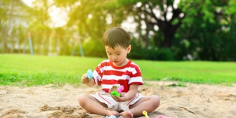 2歳2ヶ月の息子が砂を投げる遊びにハマってる。人に向かって投げないかヒヤヒヤする