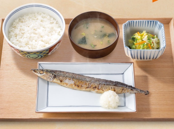 X民、吉野家で外国人から提供された秋刀魚定食にブチギレてしまう…