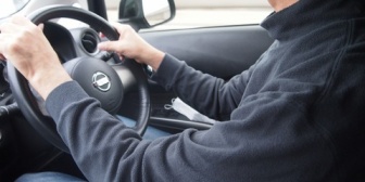夫が畑仕事でずぶ濡れになったズボンを脱いで、かなり恥ずかしい格好で車に乗ることに。帰り道でまさかの…